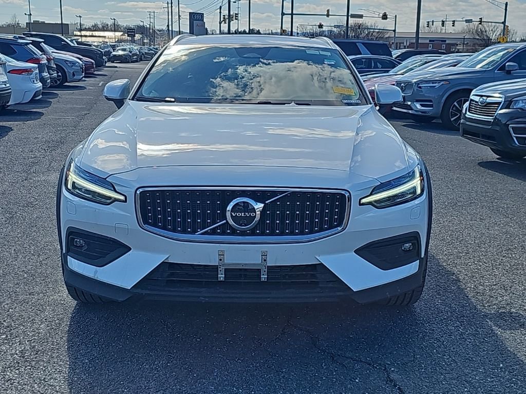 Used 2025 Volvo V60 B5 Cross Country Plus image 16