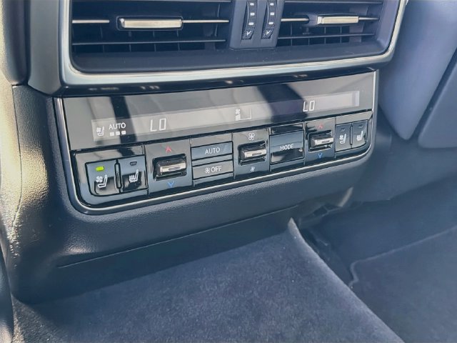 Used 2024 Lexus LX 600 4WD w/ Luxury Package image 21
