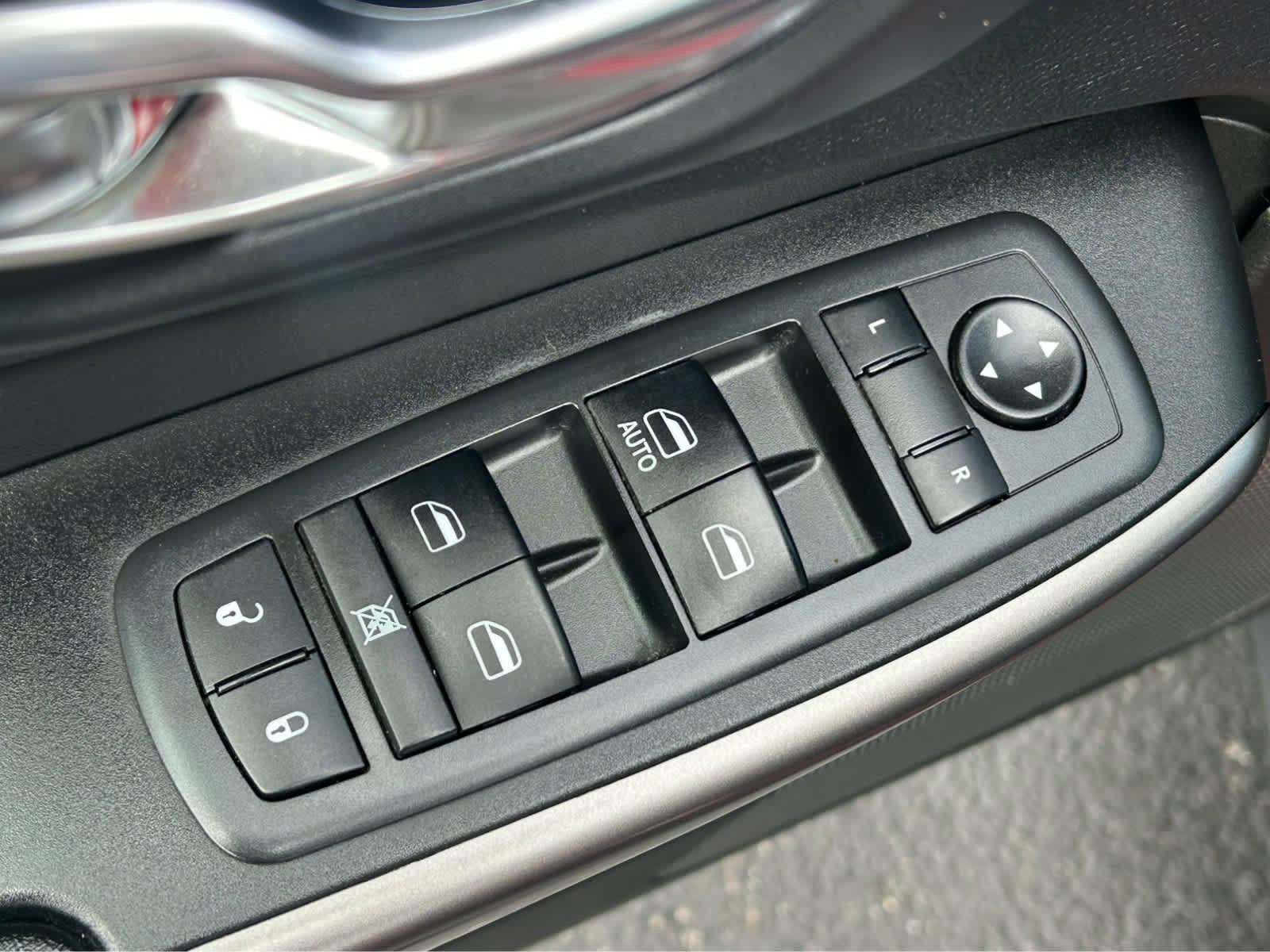 Used 2020 Jeep Cherokee Latitude w/ Cold Weather Group AWD/4WD image 17