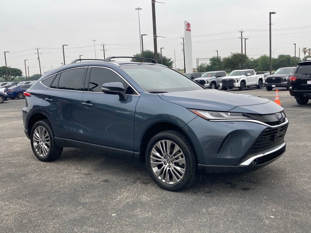 Used 2023 Toyota Venza XLE AWD/4WD image 3