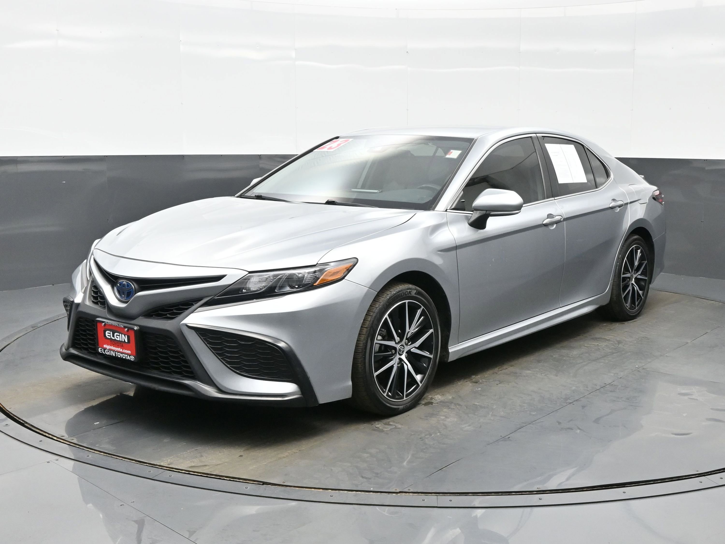 Used 2023 Toyota Camry SE image 2