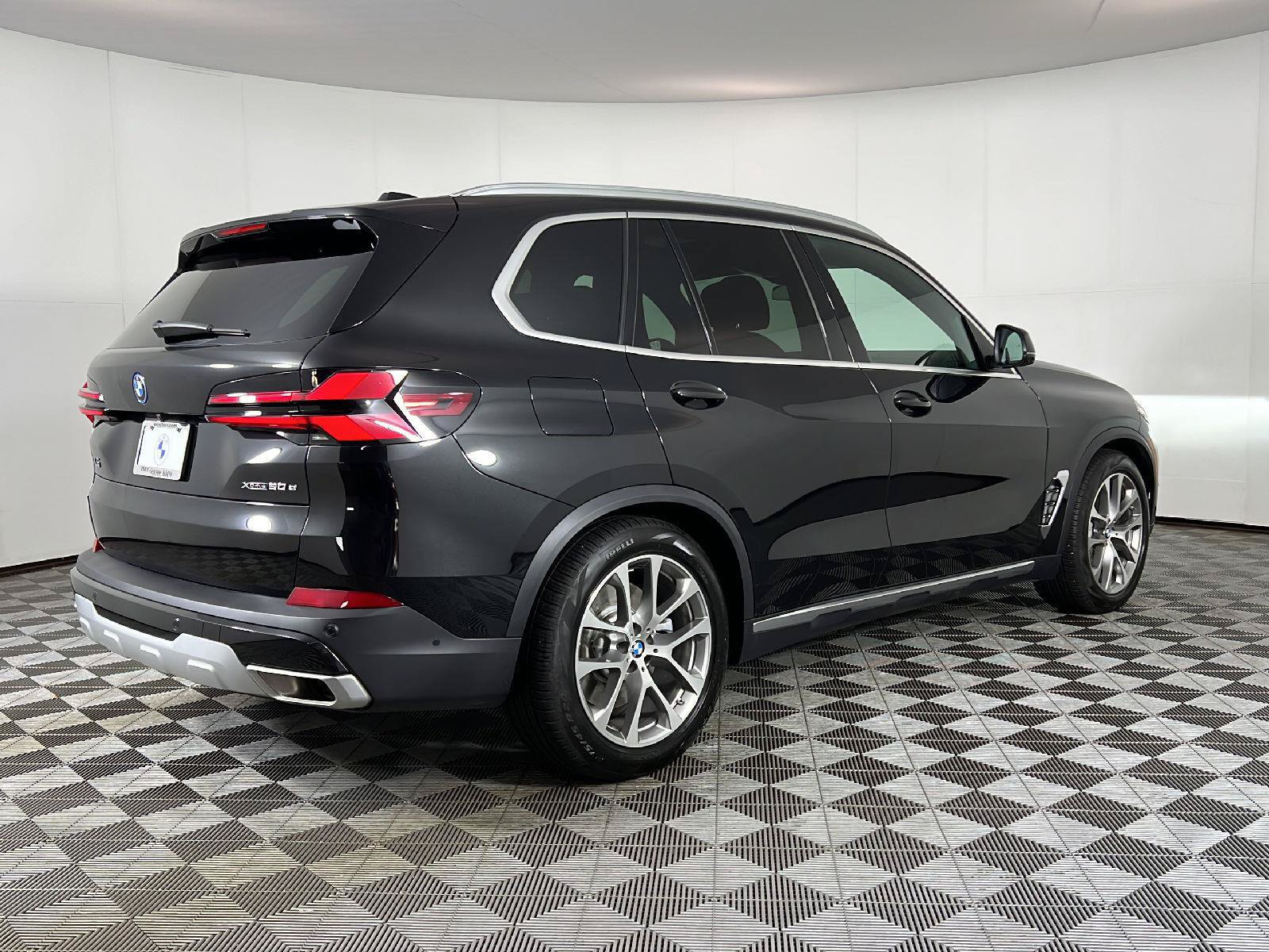 New 2026 BMW X5 xDrive50e w/ Climate Comfort Package AWD/4WD image 5