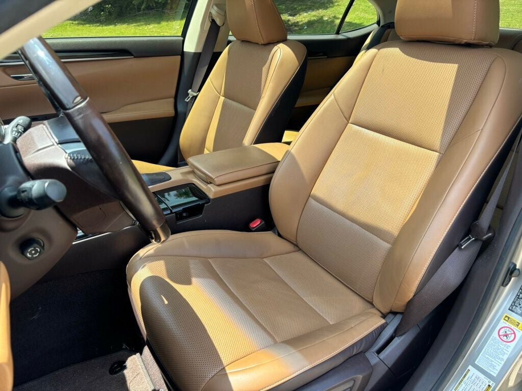 Used 2016 Lexus ES 350 w/ Premium Package w/Wood Trim FWD image 11