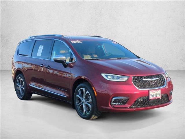 Used 2023 Chrysler Pacifica Pinnacle AWD/4WD image 3