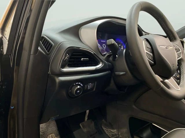Used 2026 Chrysler Pacifica Limited FWD image 33