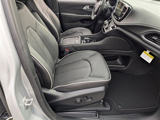 New 2026 Chrysler Pacifica Limited w/ Trailer Tow Group image 40