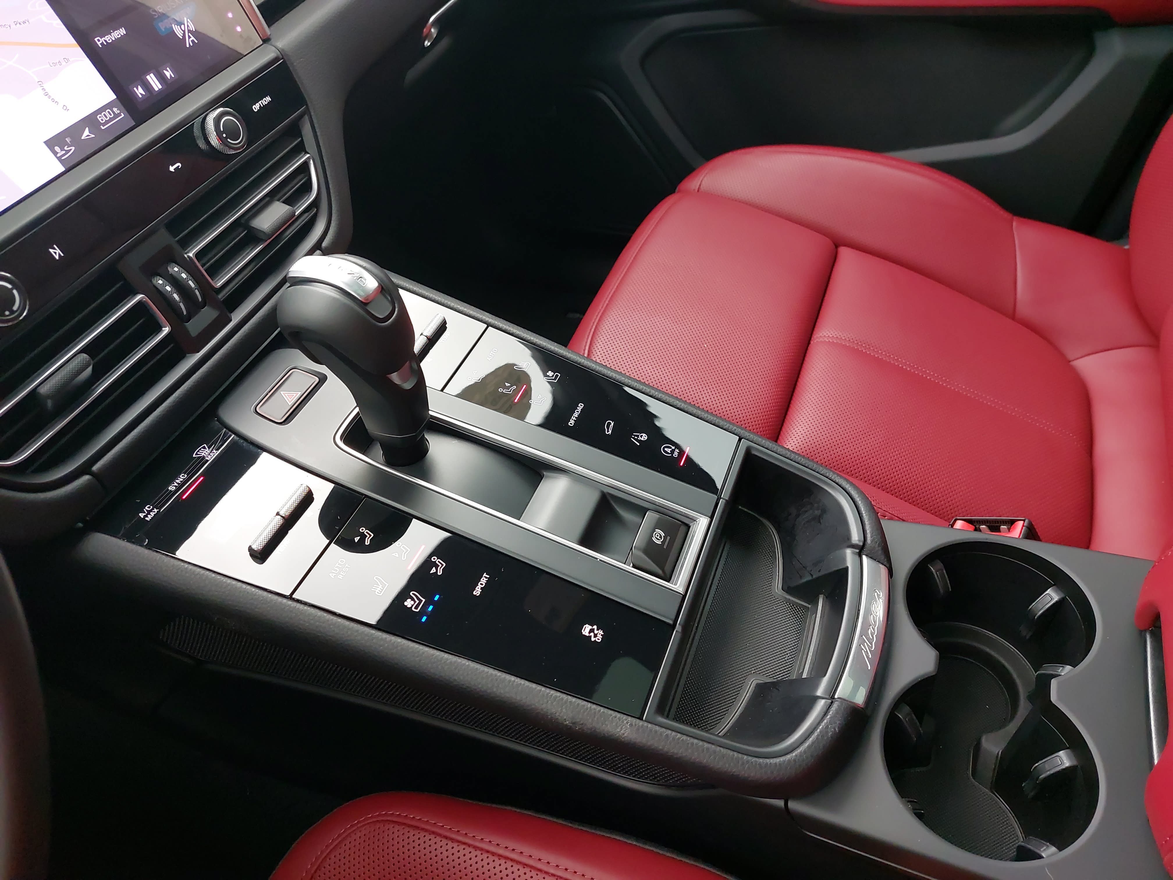Certified 2025 Porsche Macan AWD/4WD image 27