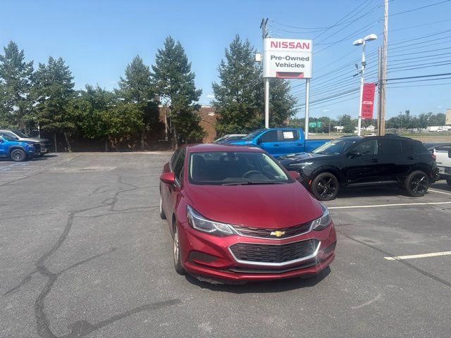 Used 2018 Chevrolet Cruze LT w/ Convenience Package FWD image 2