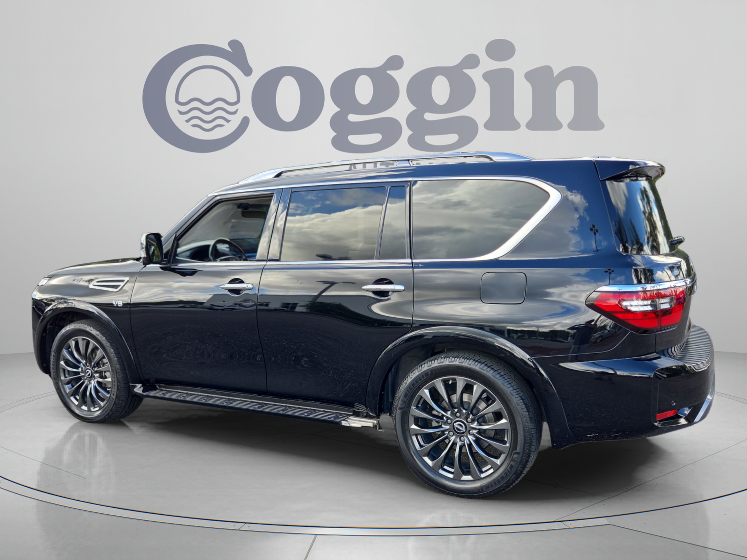 Used 2022 Nissan Armada Platinum w/ Captain's Chairs Package RWD image 3