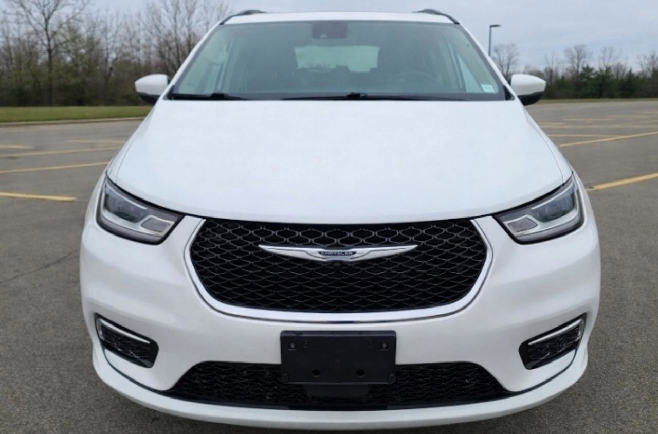 Used 2023 Chrysler Pacifica Touring-L image 2