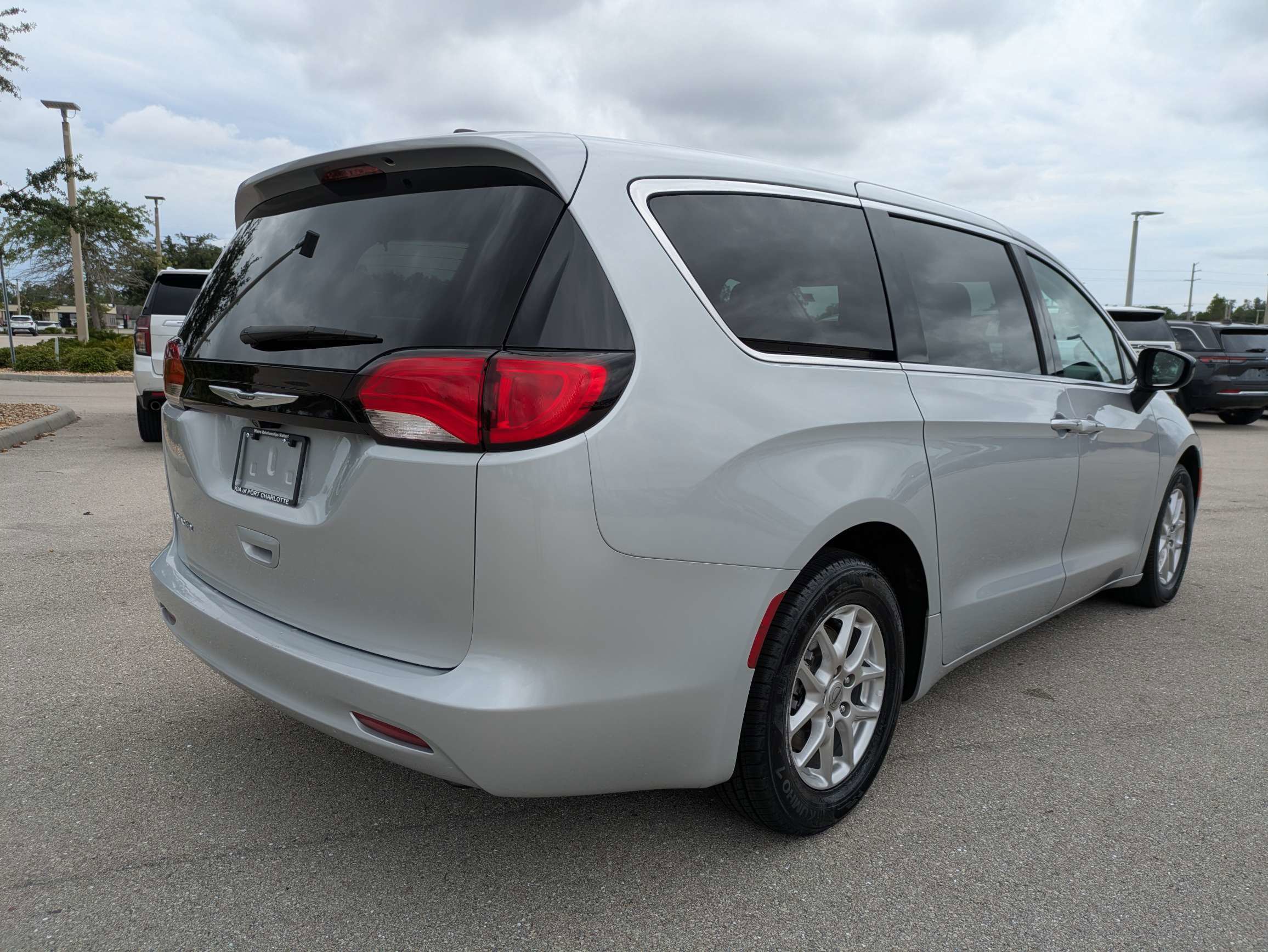 Used 2024 Chrysler Voyager LX FWD image 5