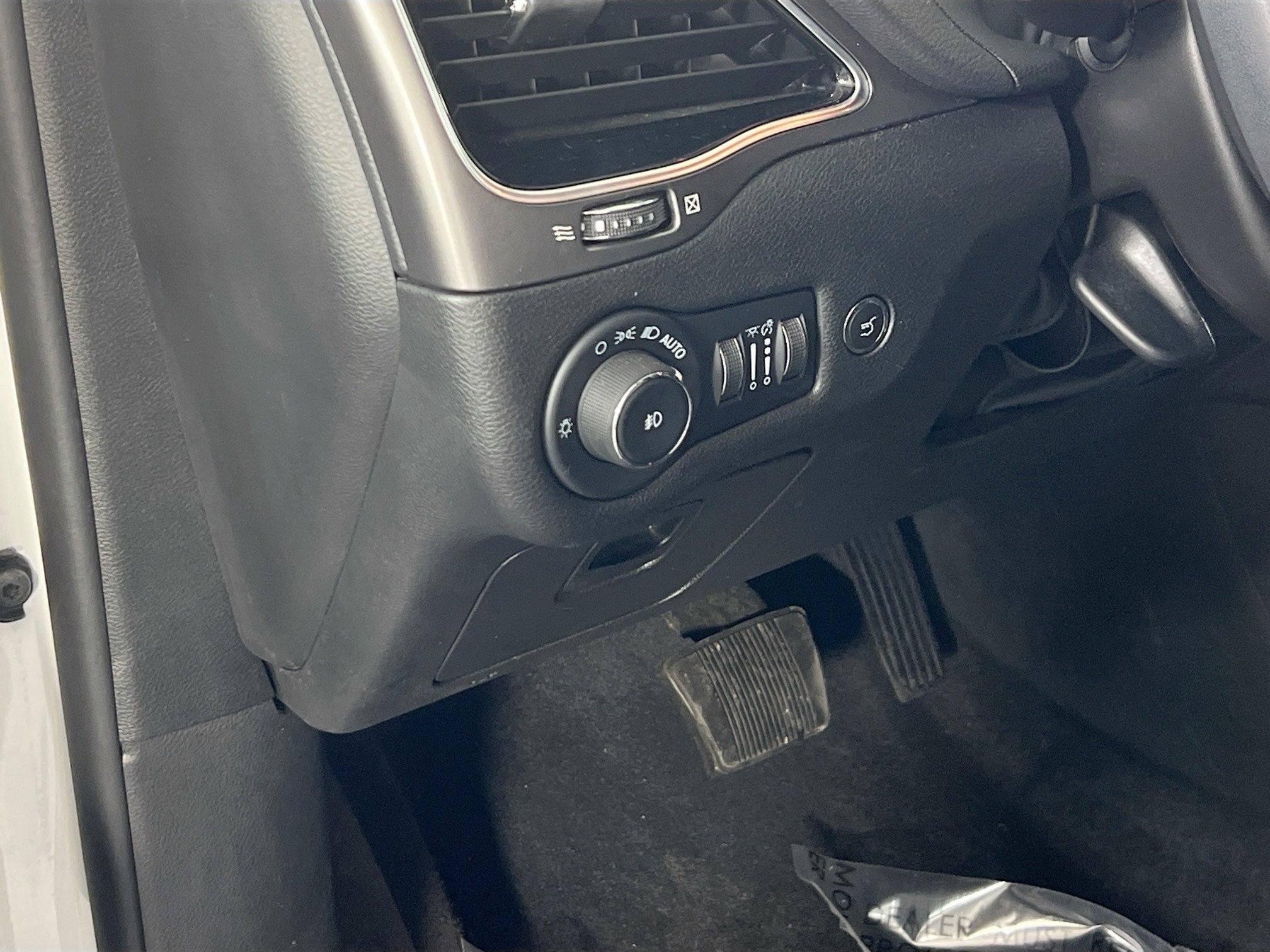 Used 2022 Jeep Cherokee Limited image 10