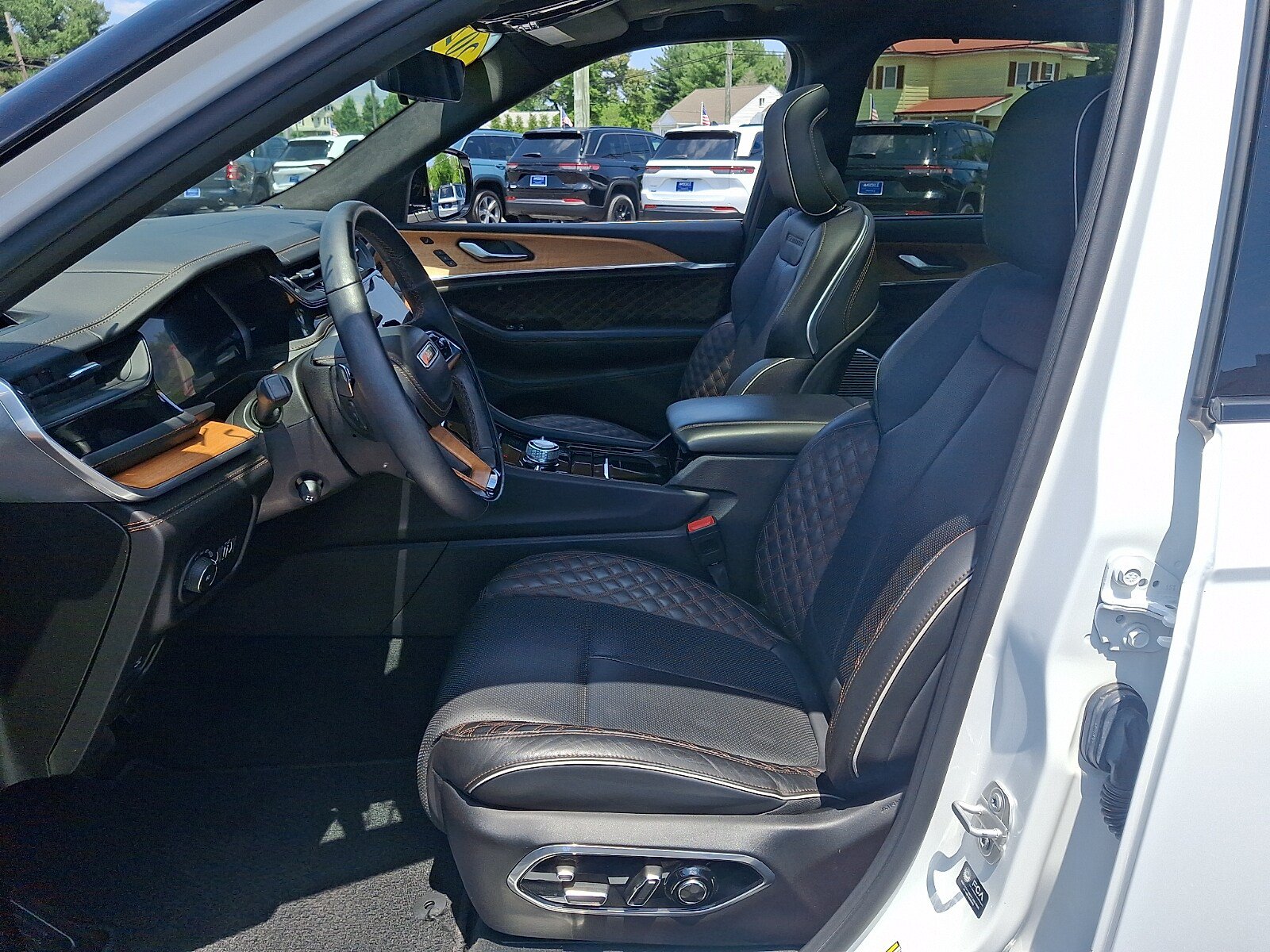 Used 2023 Jeep Grand Cherokee L Summit AWD/4WD image 14