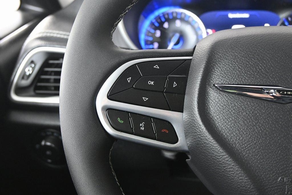 Used 2025 Chrysler Pacifica Select FWD image 34
