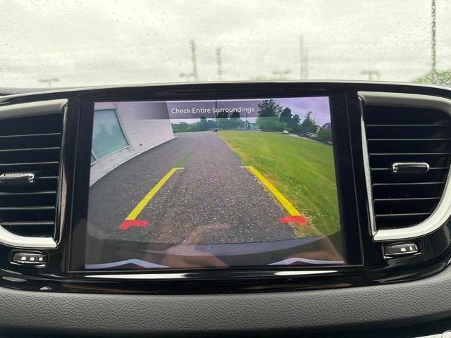 Used 2024 Chrysler Pacifica Touring-L FWD image 18