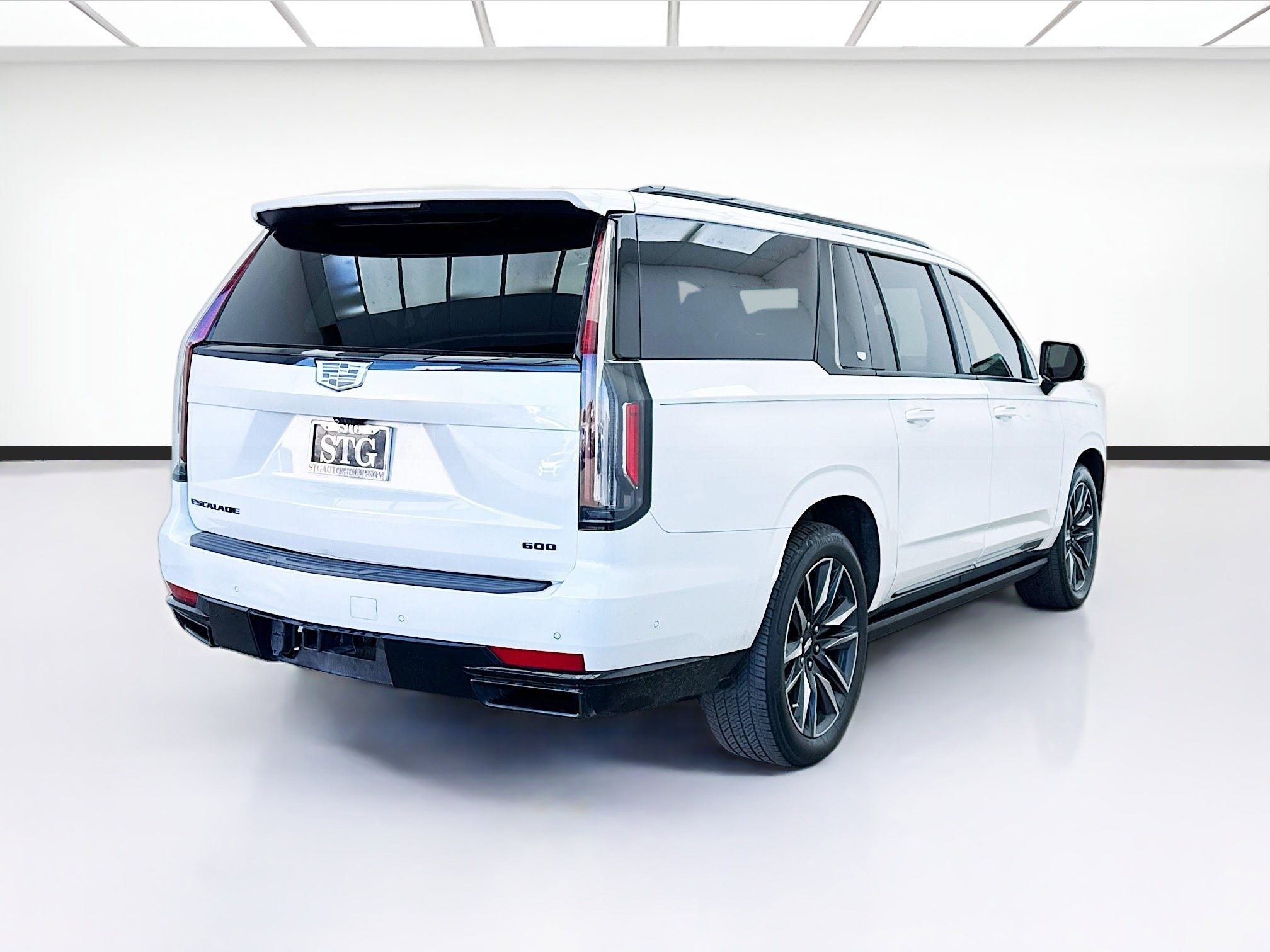 Used 2021 Cadillac Escalade ESV Sport w/ Driver Assist Tech Package AWD/4WD image 4