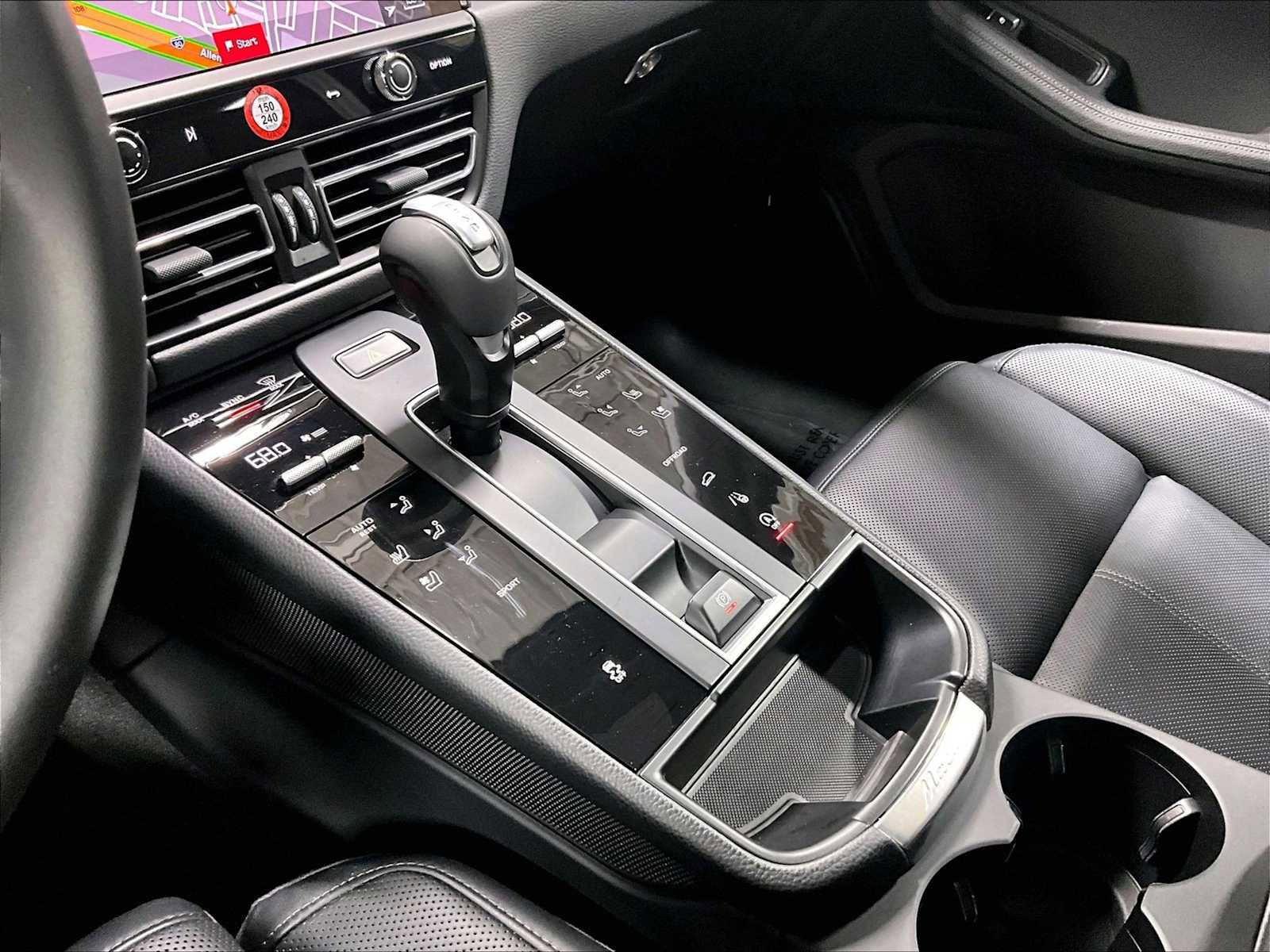 Used 2025 Porsche Macan image 19