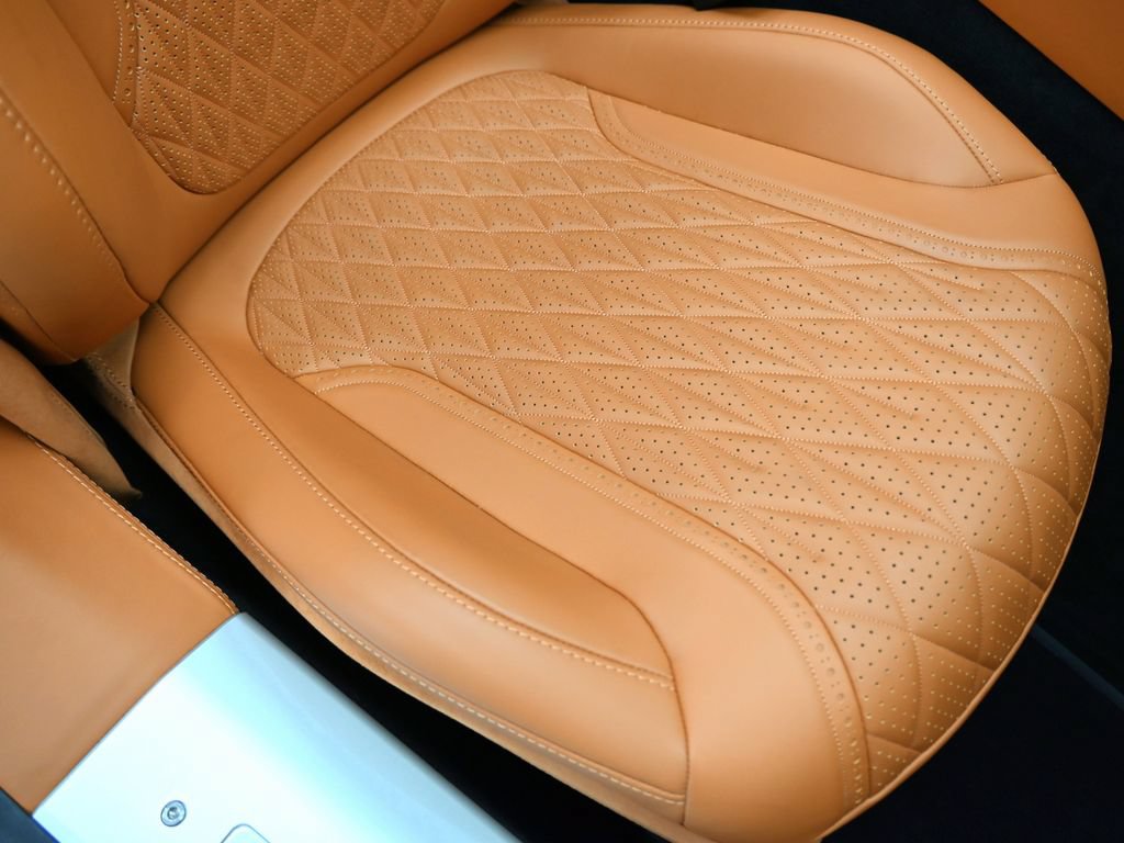 Used 2025 Aston Martin DB12 Convertible RWD image 17