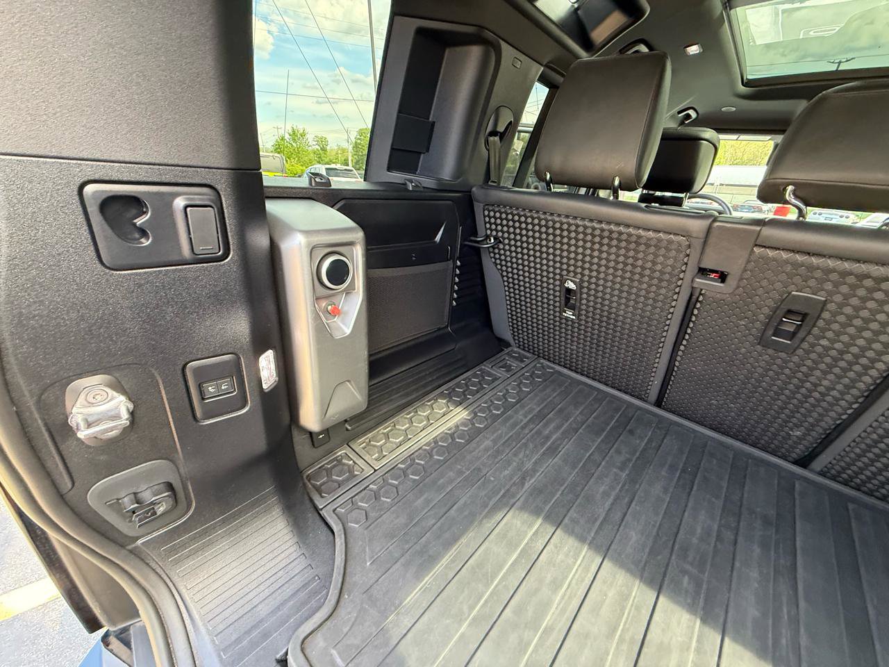 Used 2023 Land Rover Defender 110 X-Dynamic SE image 35