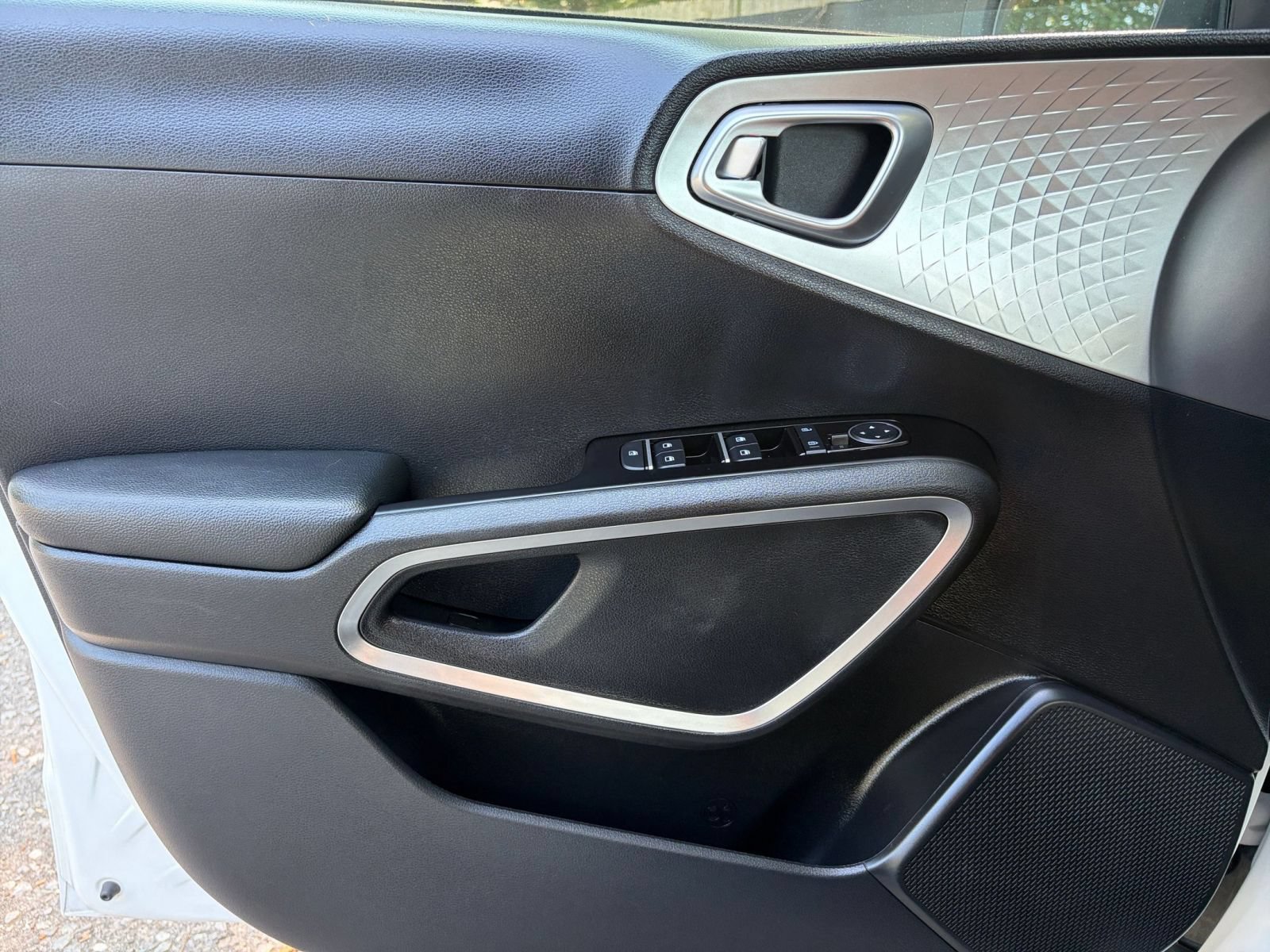 Used 2025 Kia Soul LX w/ LX Technology Package FWD image 18