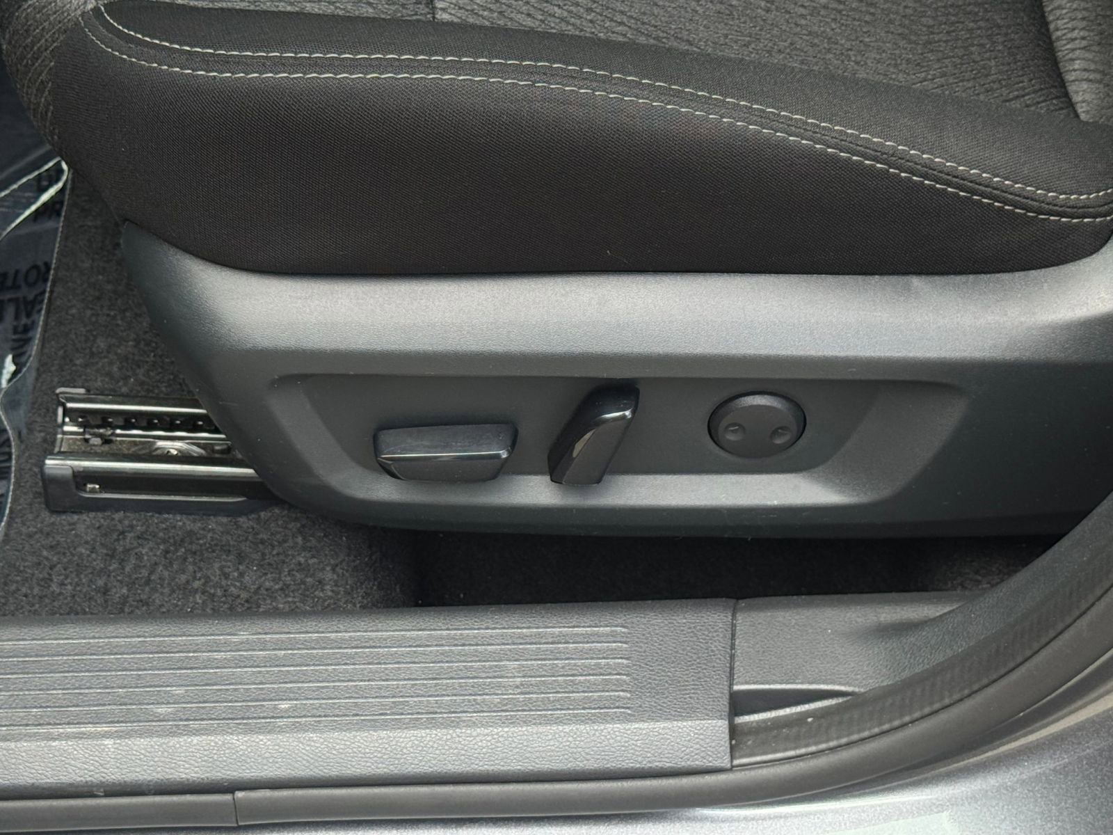 Used 2025 Nissan Rogue SV FWD image 22
