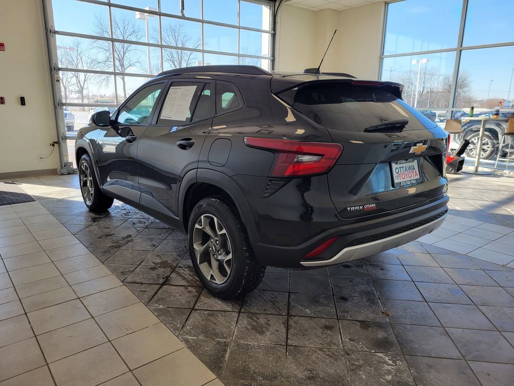 Used 2025 Chevrolet Trax LT w/ LT Convenience Package image 7