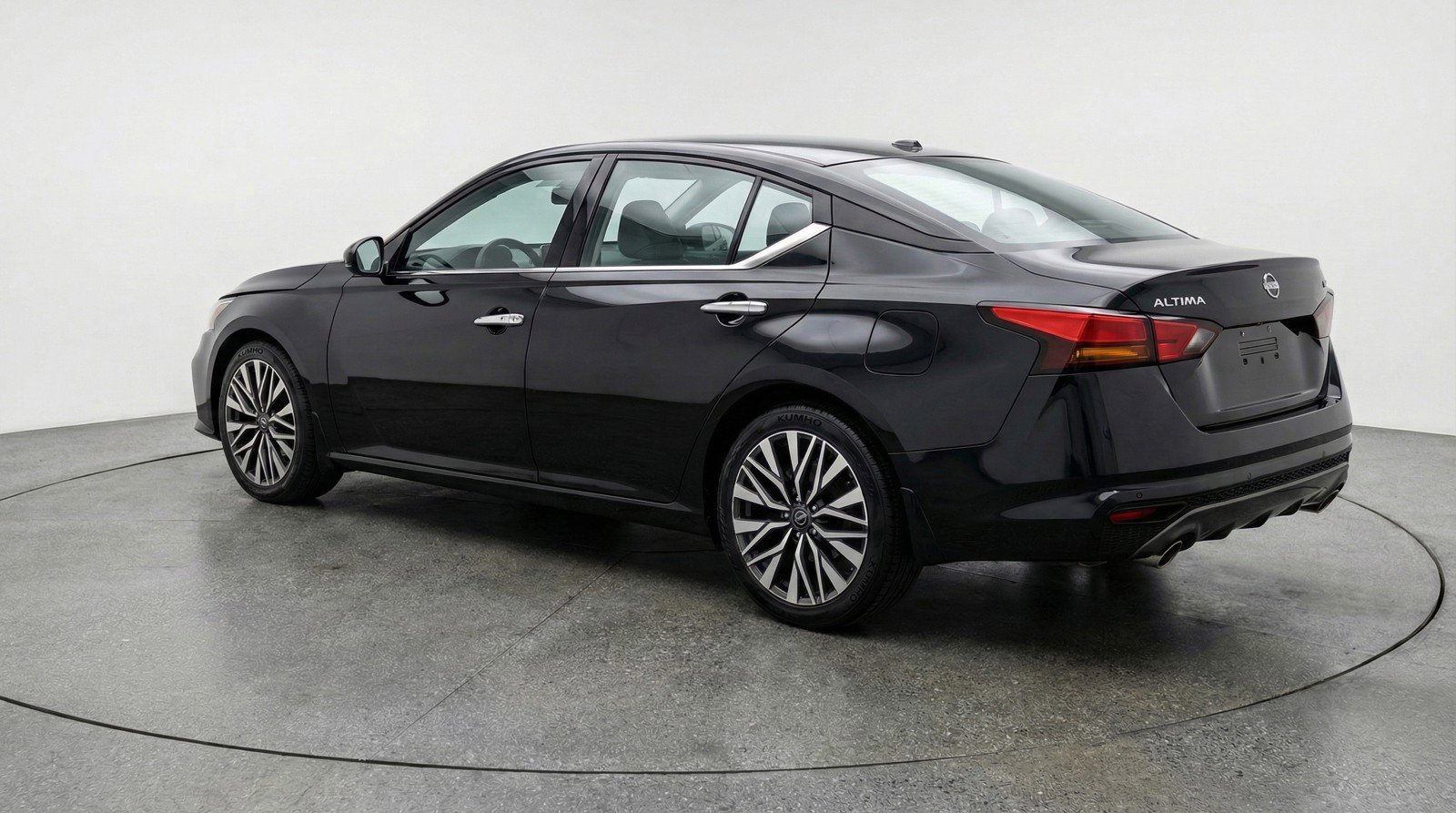 Used 2025 Nissan Altima 2.5 SV FWD image 6