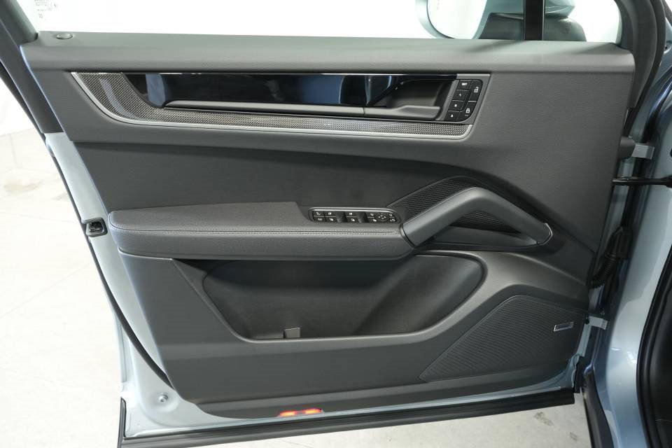 New 2026 Porsche Cayenne E-Hybrid Coupe image 24