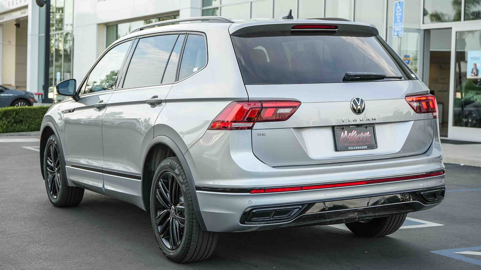 Used 2022 Volkswagen Tiguan SE R-Line FWD image 8