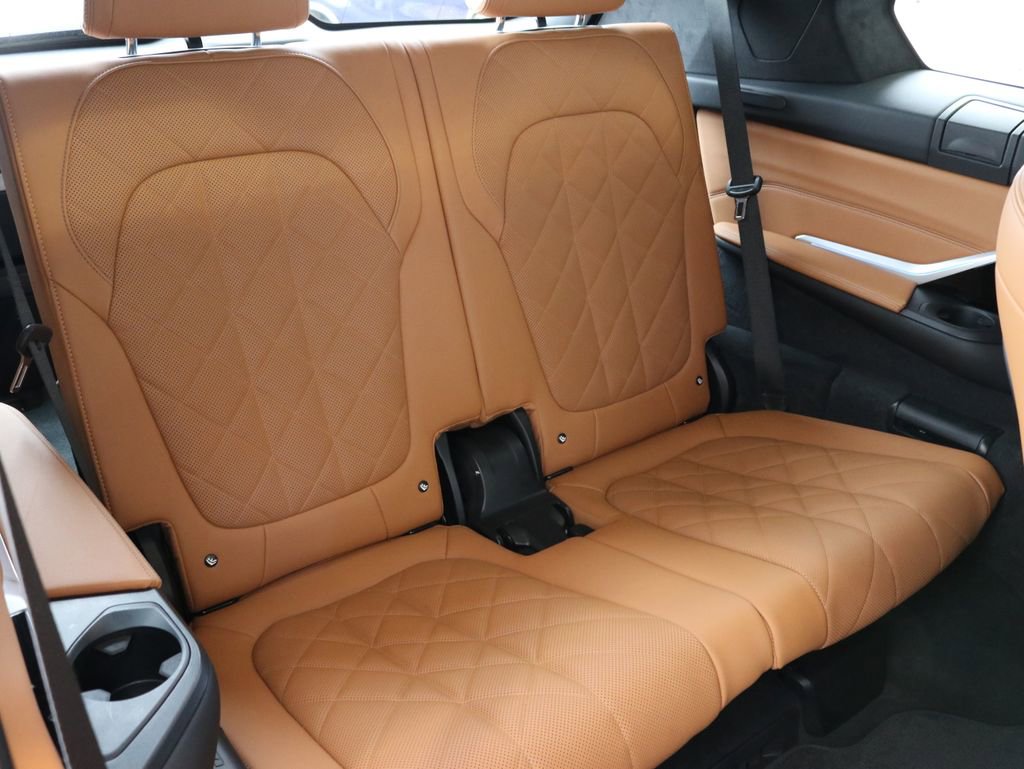 Used 2023 BMW X7 xDrive40i w/ M Sport Package AWD/4WD image 39
