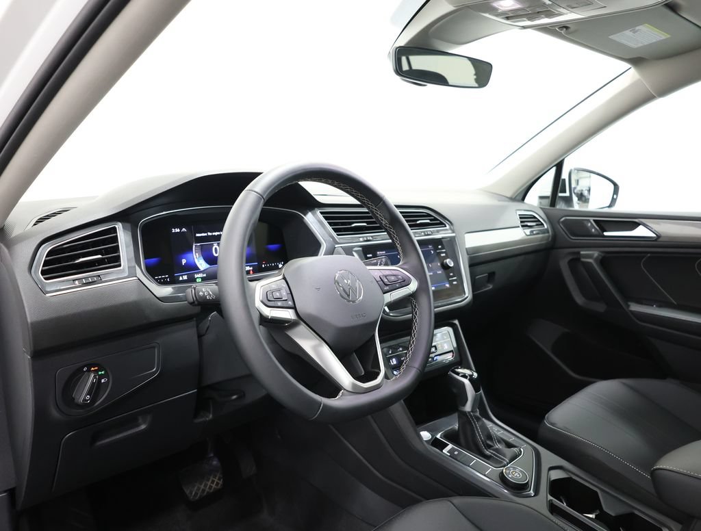 Used 2024 Volkswagen Tiguan SE w/ Panoramic Sunroof Package AWD/4WD image 15