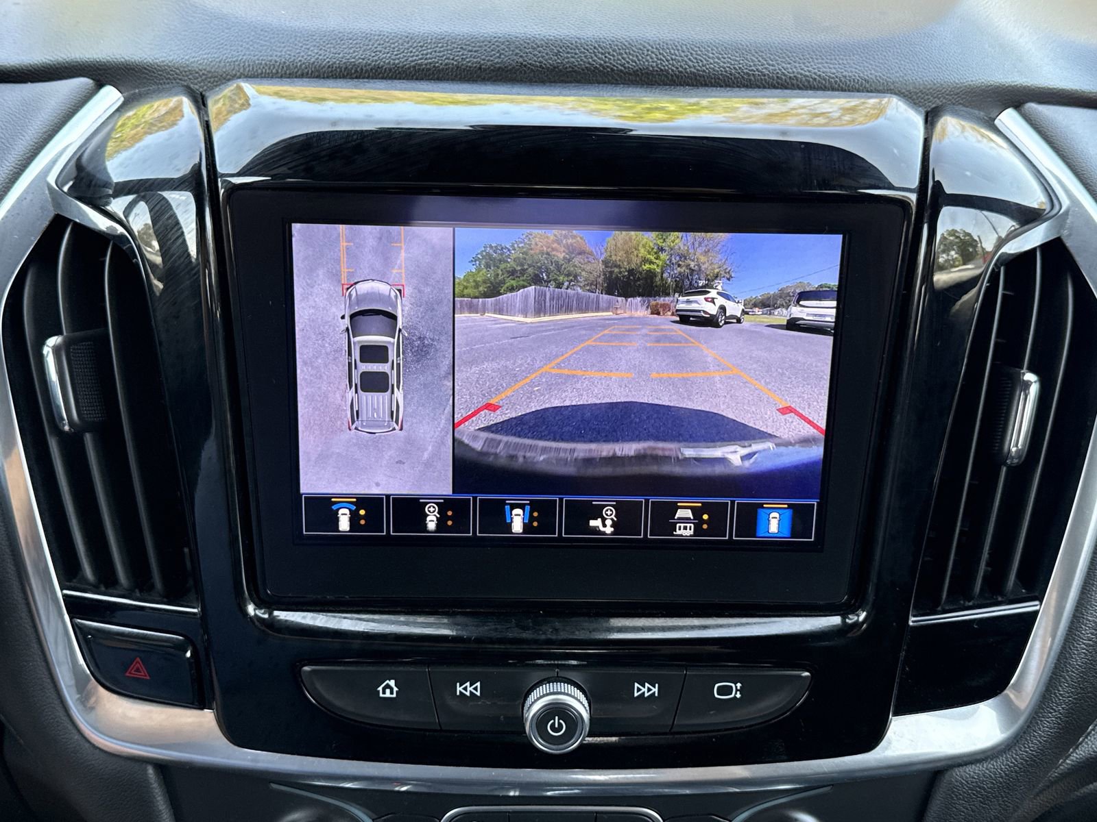 Used 2023 Chevrolet Traverse LT FWD image 25