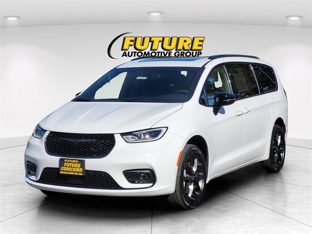 New 2026 Chrysler Pacifica Limited w/ S Appearance Package image 2