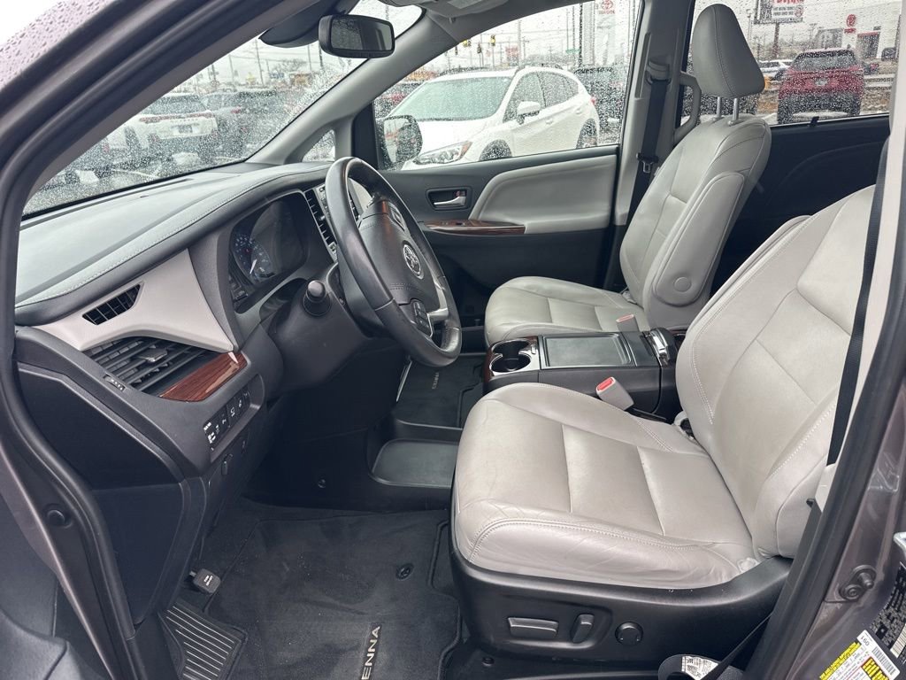 Used 2020 Toyota Sienna Limited Premium w/ Carpet Mat Package image 9