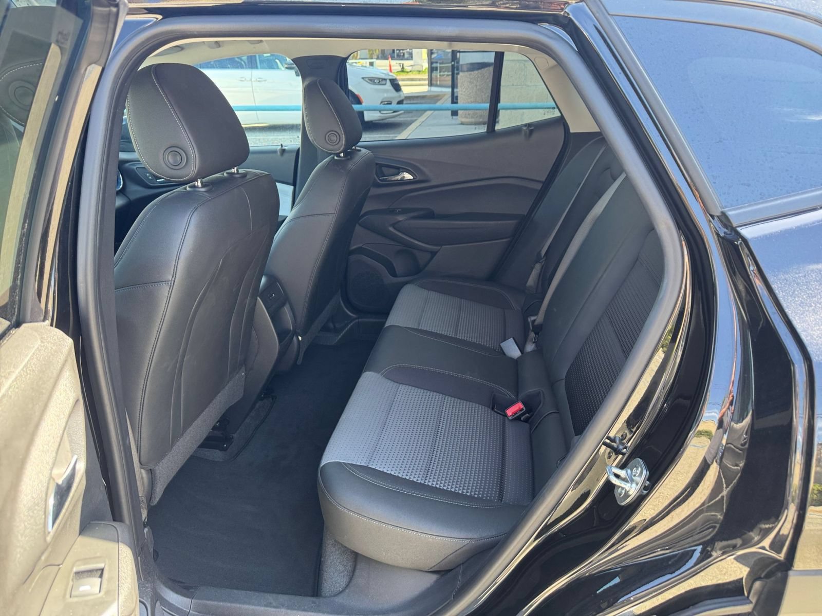 Used 2025 Chevrolet Trax LT FWD image 25