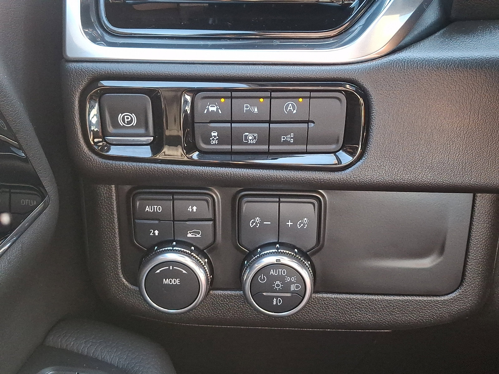 Used 2025 GMC Yukon XL Denali w/ Sun & Power Step Package image 23