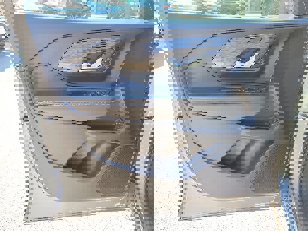 Used 2023 GMC Terrain SLT image 16