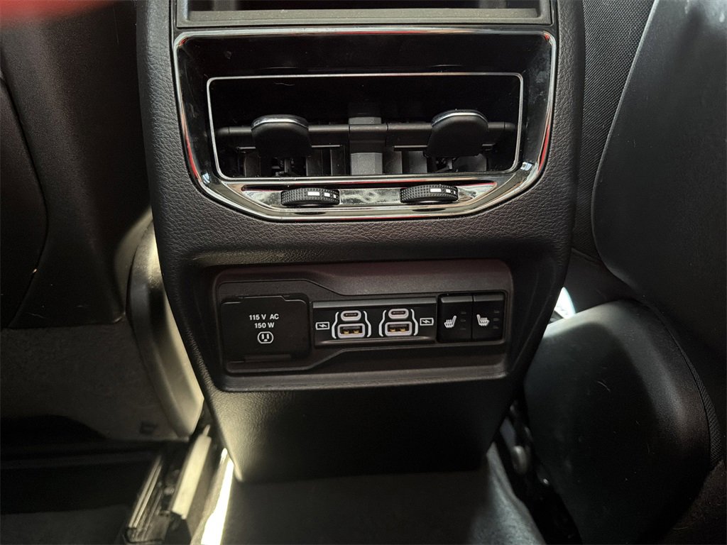 Used 2024 Jeep Grand Cherokee Limited w/ Black Appearance Package image 18