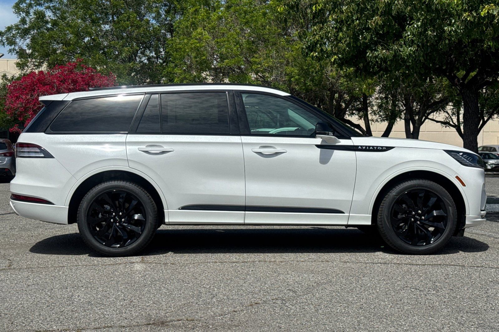 New 2026 Lincoln Aviator AWD w/ Jet Appearance Package image 4
