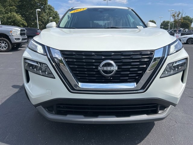 Used 2023 Nissan Rogue SV image 2