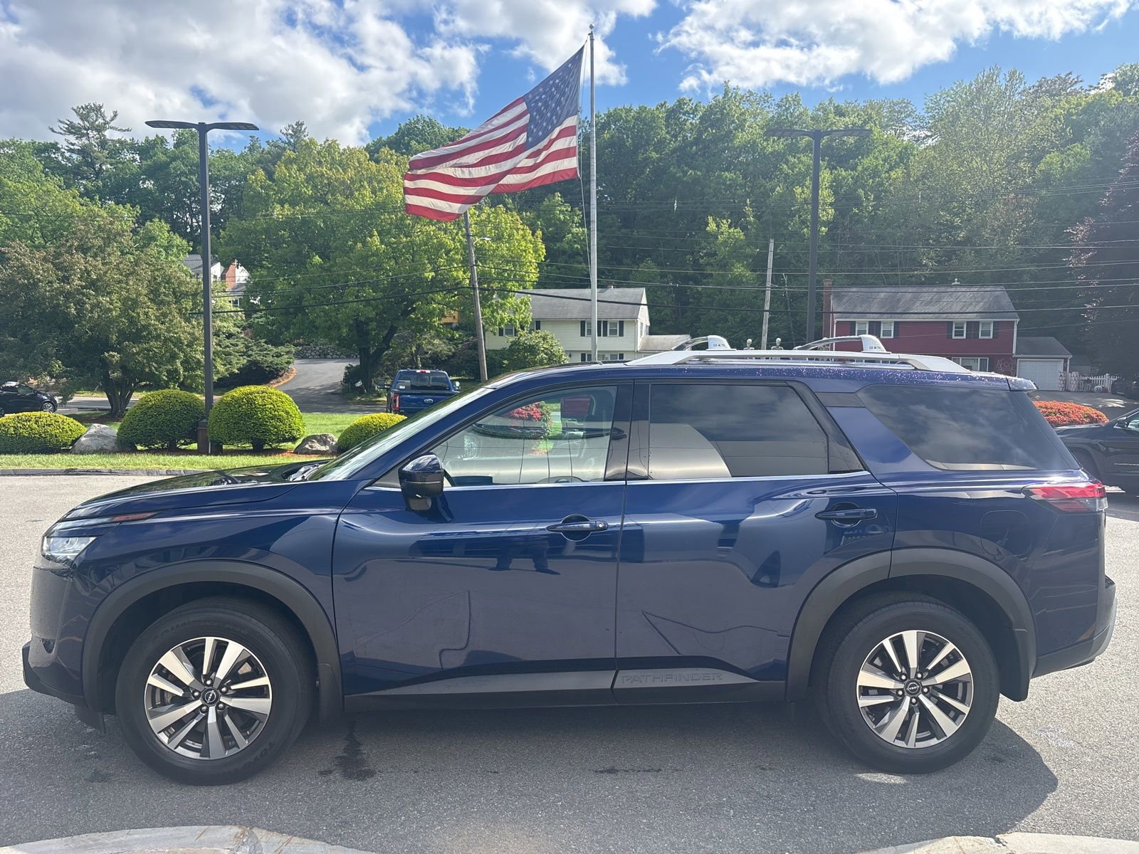 Used 2022 Nissan Pathfinder SL w/ SL Black Package AWD/4WD image 6