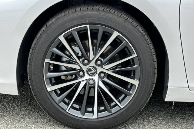 Used 2025 Lexus ES 300h w/ Premium Package FWD image 32