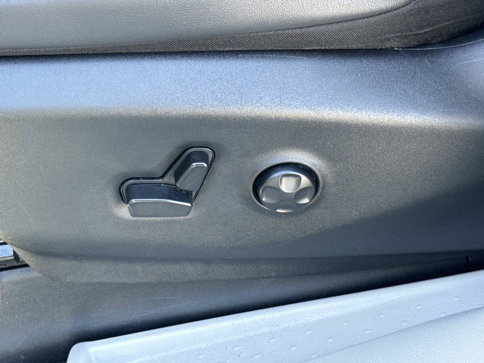 Used 2024 Chrysler Pacifica Touring-L FWD image 22
