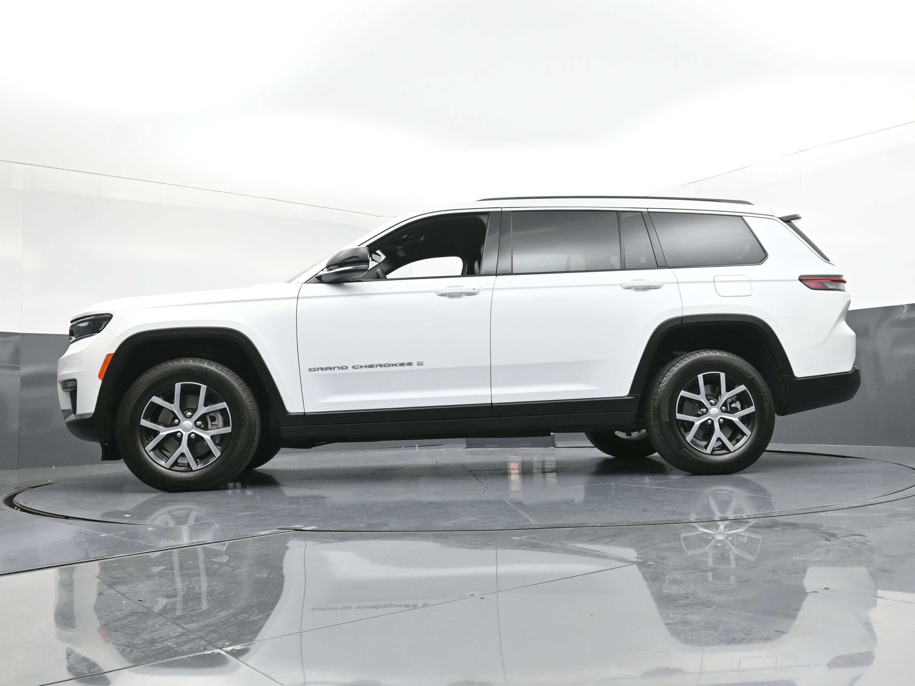 Used 2025 Jeep Grand Cherokee L Limited image 25