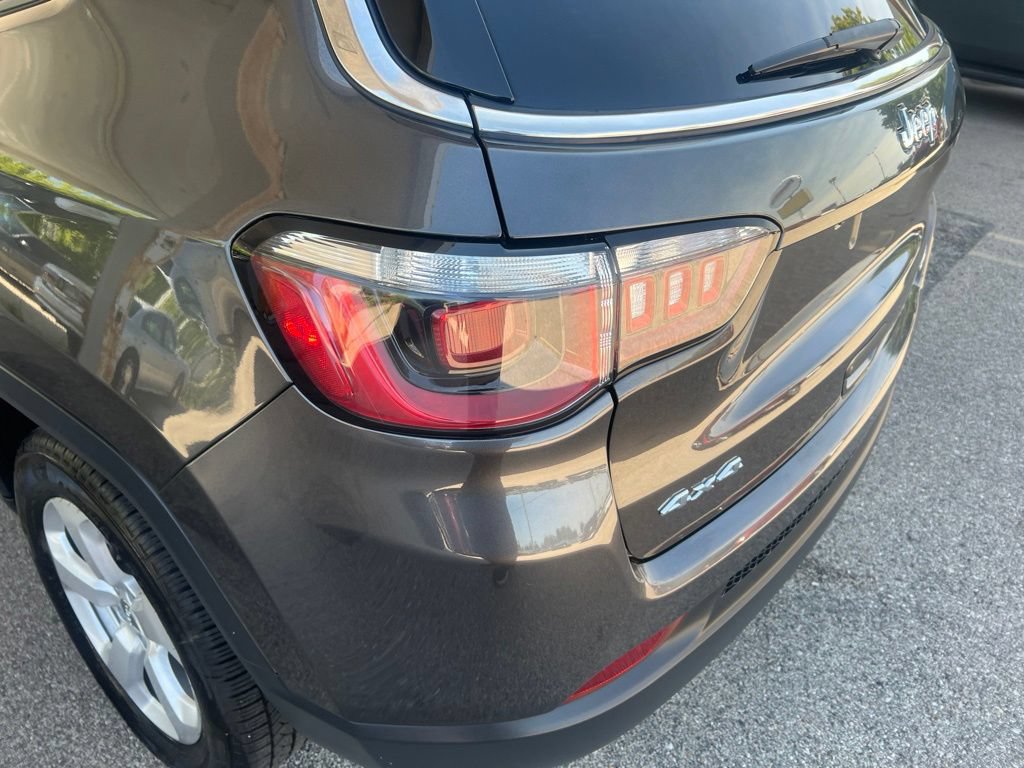 Used 2018 Jeep Compass Latitude w/ Cold Weather Group AWD/4WD image 37