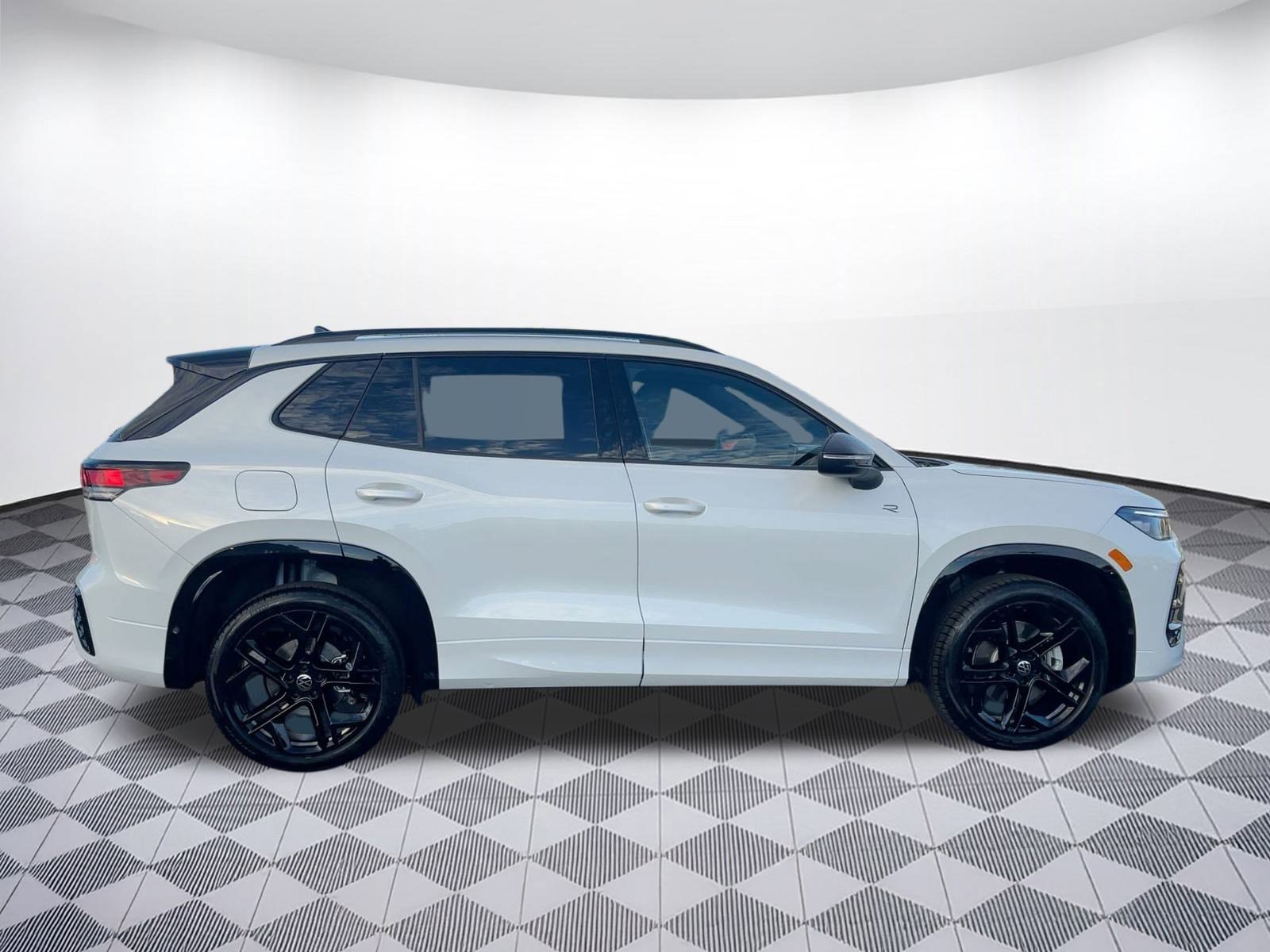 New 2026 Volkswagen Tiguan SE R-Line image 8