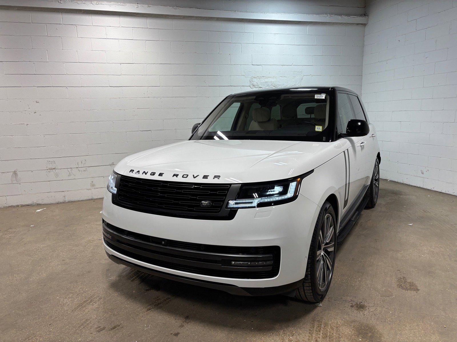 Used 2023 Land Rover Range Rover SE image 2