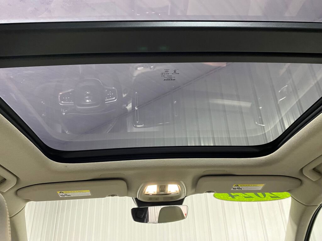 Used 2024 Volvo XC40 B5 Plus image 20