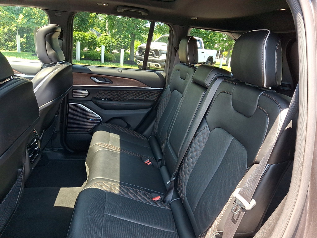Used 2023 Jeep Grand Cherokee Summit w/ Advanced Protech Group IV AWD/4WD image 20