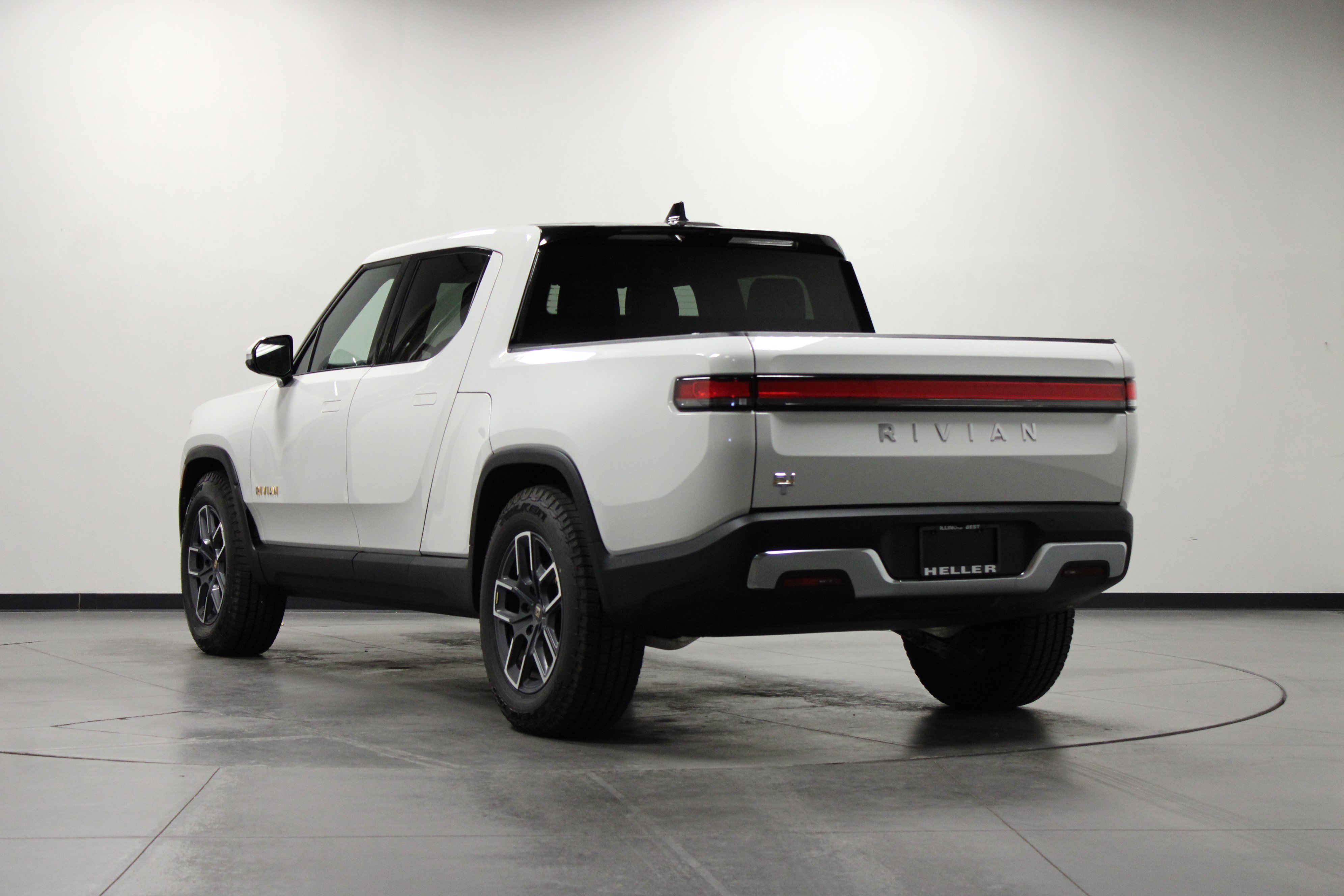 Used 2022 Rivian R1T Adventure image 6